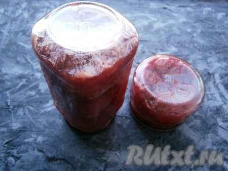 Баночки закрутить простерилизованными крышками, перевернуть и дать полностью остыть.&nbsp;
