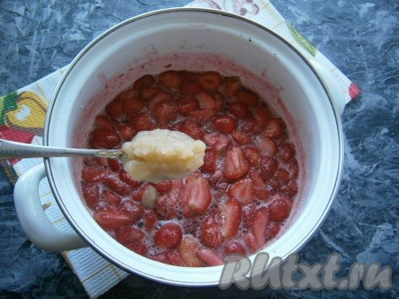 Когда клубника закипит, убрать пену и добавить агар-агар.
