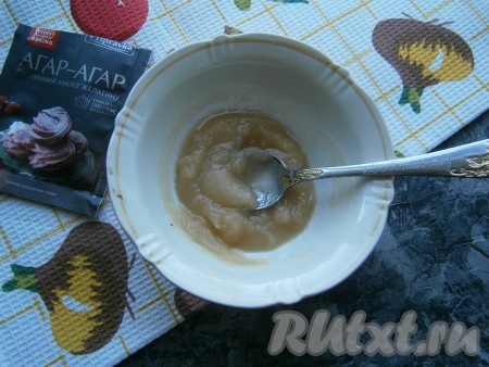 Агар-агар залить лимонным соком, разведенным водой, дать разбухнуть 5-7 минут.
