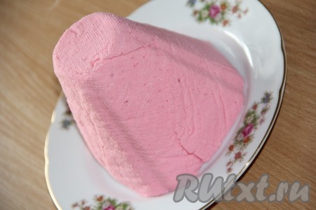 Затем освободить пасху от марли и перевернуть на тарелку, снять форму.