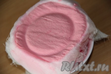 Сверху прикрыть творожную массу краями марли. Поставить сверху блюдце и груз. Форму с творожной пасхой поставить на тарелку, в которую будет стекать жидкость. Жидкости будет очень мало. Я на дно тарелки положила пару бумажных салфеток и они впитали всю жидкость, выделившуюся из творожной массы. Поставить тарелку с формой с грузом в холодильник на 10-12 часов.
