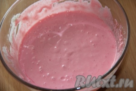 Творожную массу с желе пробить погружным блендером.
