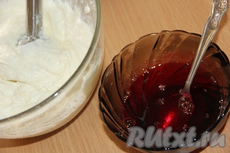 Затем влить желатиновую массу.