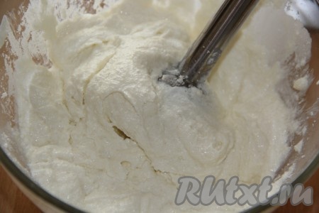 Пробить творожную массу погружным блендером до однородного и гладкого состояния.
