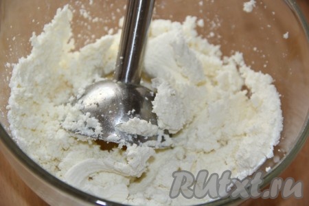 С помощью погружного блендера пробить творог в однородную массу.