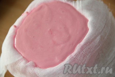 Форму для пасхи (я использовала форму объёмом 450 мл) застелить двумя слоями марли (края марли должны свисать с краёв формы) и выложить творожную массу.
