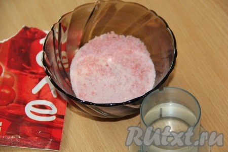 Желе высыпать из упаковки в глубокую тарелку, залить горячей водой и тщательно перемешать (до полного растворения желатина).
