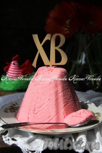 Творожную пасху, приготовленную с добавлением желе, по желанию, можно украсить. Десерт, благодаря желатину, прекрасно держит форму, получается очень нежным. Такая наивкуснейшая творожная пасха, несомненно, понравится многим и станет украшением праздничного стола!