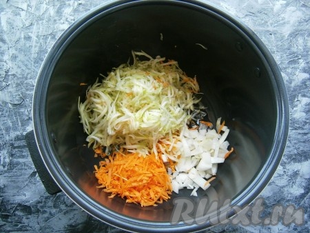 Лук, морковь и чеснок очистить. Если готовите молодые кабачки с маленькими семечками, то их можно не очищать от кожуры и семян. Морковь и кабачки натереть на крупной терке, лук нарезать небольшими кусочками. Растительное масло влить в чашу мультиварки, выложить кабачки, лук и морковь.