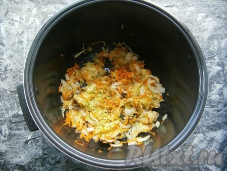 Выставить программу "Жарка" на 15 минут, перемешать и готовить, иногда помешивая, до сигнала мультиварки.
