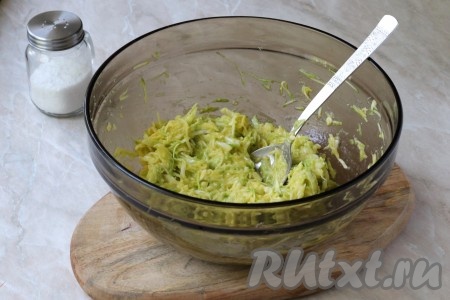 Тщательно перемешать, чтобы не было мучных комочков. Вот и всё, тесто для приготовления оладий из кабачков и капусты готово.&nbsp;
