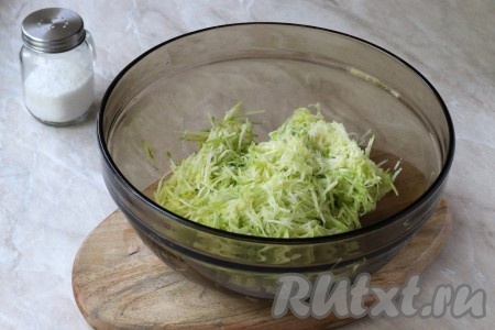Если кабачок молодой, очищать от кожицы его не нужно. Достаточно будет просто хорошо его вымыть и натереть на тёрке со средними ячейками. Немного посолить натёртые кабачки и оставить на 5 минут, после чего хорошо отжать от лишней жидкости (жидкость, выделившаяся из кабачков, нам в дальнейшем не понадобится).&nbsp;
