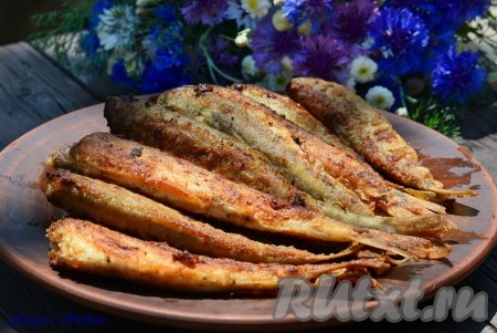 Корюшка, жареная на сковороде в муке