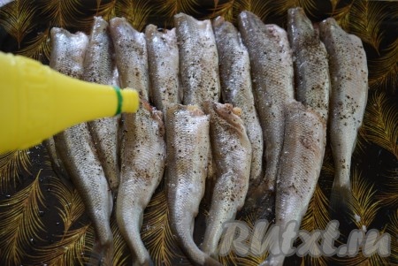 Далее подготовленную корюшку солим и перчим по вкусу, добавляем лимонный сок и оставляем просолиться и промариноваться на 20 минут.
