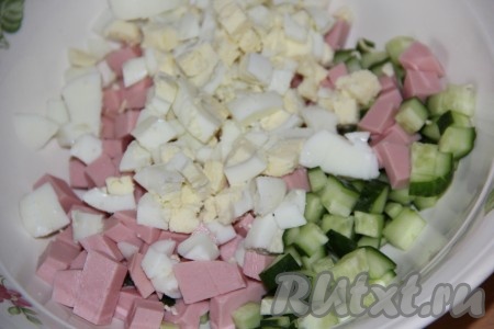 Соединить яйца, колбасу и огурец.&nbsp;
