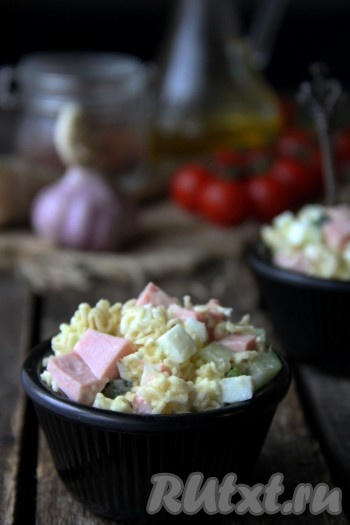 Заправить салат майонезом, хорошо перемешать и оставить на 15 минут. По истечении времени простой и очень вкусный салат с лапшой "Роллтон" и колбасой подать к столу. Отличный салатик для будних дней, попробуйте!