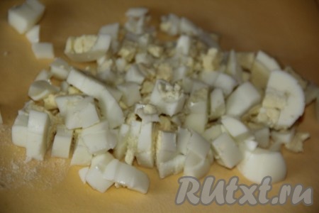 Яйца предварительно сварить (варить минут 10 с момента закипания воды), а затем остудить, очистить и мелко нарезать.
