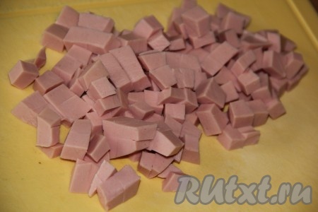 Колбасу тоже нарезать на средние кубики.
