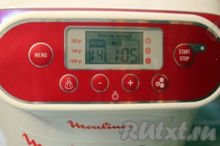 Вставить контейнер с ингредиентами в хлебопечку, установить режим "Варенье". Для приготовления простой кукурузной каши в хлебопечке можно использовать один цикл, а для мамалыги или поленты потребуется 2 цикла подряд режима "Варенье".
