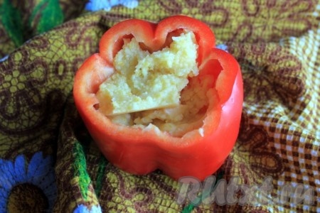 Горячую кукурузную массу, приготовленную в хлебопечке, можно тут же подать к столу с мясом, фасолью или ещё с чем-то по вкусу, а можно поместить в форму (например, силиконовую) или в свежий болгарский перец и дать застыть.
