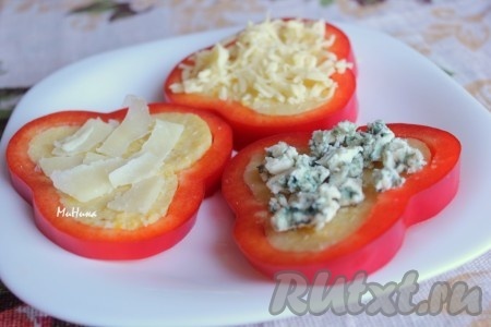 Кукурузная каша в болгарских перцах, посыпанная сыром