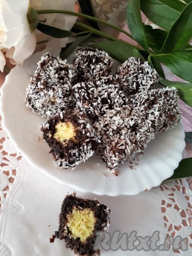 Готовые пирожные убрать в холодильник на несколько часов для пропитки.

Невероятно вкусные и аппетитные пирожные «Ламингтон» готовы. Завариваем ароматный чай или кофе и наслаждаемся.