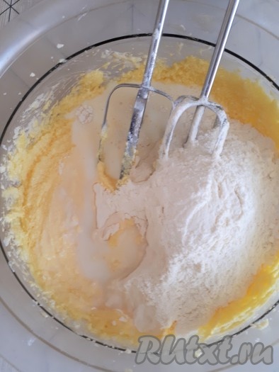 Муку просеять с разрыхлителем. Добавить в тесто попеременно муку и молоко. Тесто перемешать, но уже не взбивать.
