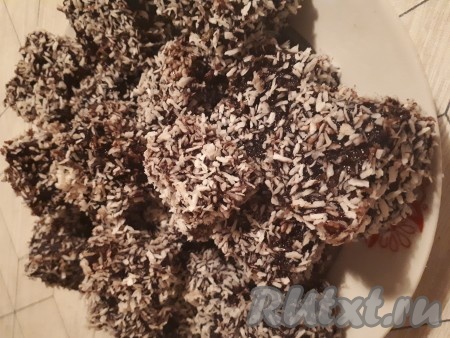 Выложить на тарелку для застывания.&nbsp;Аналогичным образом поступить с остальными пирожными.
