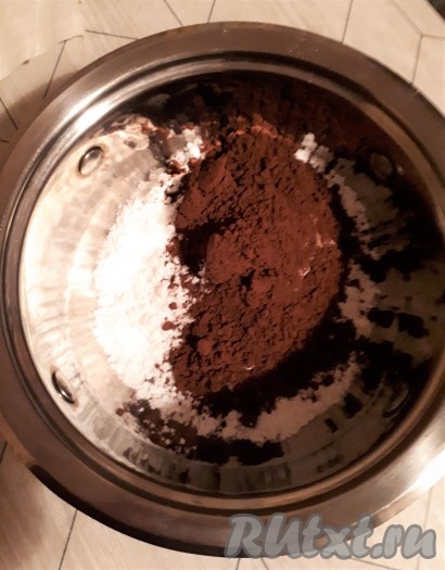 Для приготовления глазури смешать какао и сахарную пудру.
