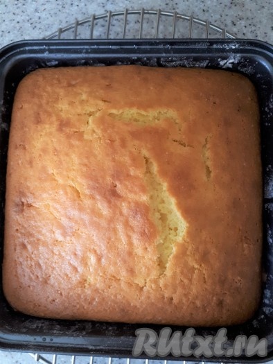 Поставить в заранее нагретую до 180 градусов духовку и выпекать 25-30 минут. Ориентируйтесь по своей духовке, проверяя готовность деревянной шпажкой. У меня бисквит был готов через 25 минут. Готовый корж вынуть из духовки, остудить 30 минут в форме, затем вынуть из формы и оставить до полного остывания.

