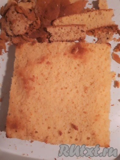 С остывшего бисквита срезать корочку, верхушку. Это необходимо для того, чтобы глазурь могла лучше пропитать его.
