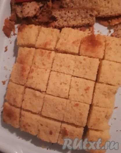 Корж разрезать на 25 ровных кусочков.
