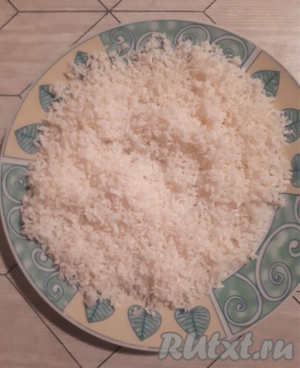 Кокосовую стружку насыпать на тарелку.
