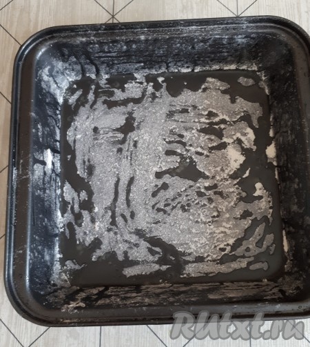 Квадратную форму для выпечки смазать маслом, припорошить мукой.
