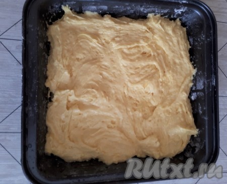 Выложить тесто в форму.
