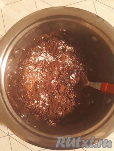 Молоко со сливочным маслом нагреть, чтобы растопилось масло. Влить молоко с маслом в смесь какао и сахарной пудры. Тщательно перемешать венчиком. Глазурь готова, варить её не нужно.
