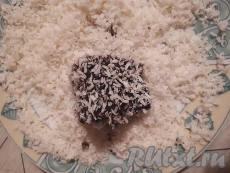 Каждый кусочек бисквита окунуть в теплую глазурь (удобно это делать при помощи двух вилок). Глазурь должна покрыть бисквит со всех сторон. Затем обвалять бисквит в кокосовой стружке.
