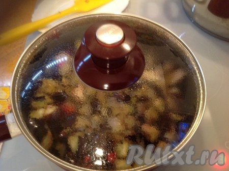 Накрываем сковороду крышкой и тушим баклажаны с луком на небольшом огне 10 минут.
