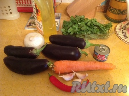 Подготовимся необходимые продукты для приготовления соте из баклажанов.