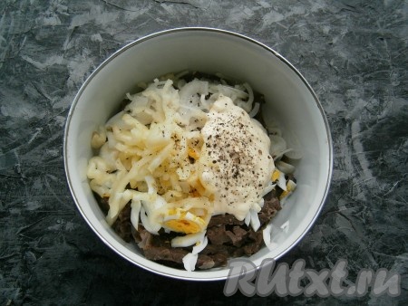 Сюда же добавить болгарский перец, нарезанный соломкой, и майонез, затем салат из говяжьего лёгкого посолить и поперчить.
