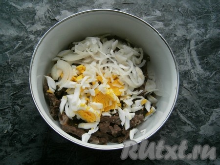 Лук и варёные яйца очистить. К нарезанному лёгкому добавить нарезанные длинными кусочками вареные яйца и нарезанный тонкими полуколечками лук.
