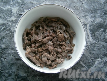 Удалить все крупные хрящи-трубы из варёного лёгкого, а затем нарезать длинными кусочками.
