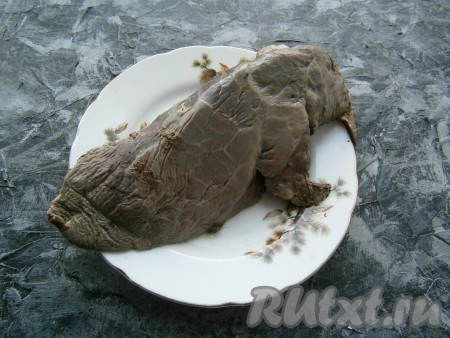 Говяжьё лёгкое отварить в подсоленной воде до готовности (в течение 2,5-3 часов), остудить. 
