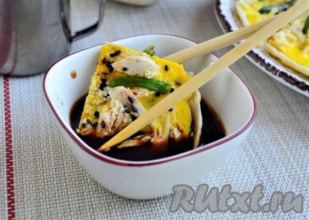 Горячий блин переложить на досочку и нарезать на части (штук 12-15 небольших блинчиков). Подавать необычайно вкусные корейские блинчики с соевым соусом.
