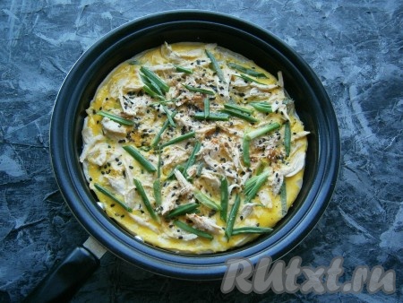 Затем сковороду накрыть крышкой и продолжать готовку еще минуты 3 (верх блинчика не должен быть жидким).
