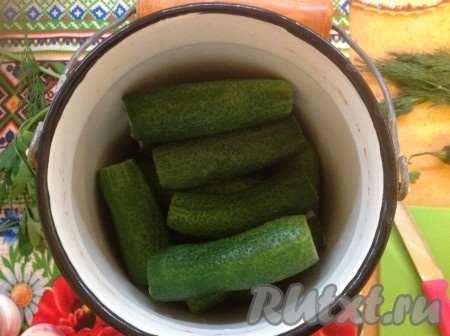 Отрезаем кончики у огурцов и складываем их в ёмкость.