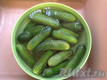 Прежде всего замачиваем огурцы в холодной воде на 2 часа.