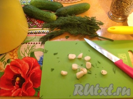 Чистим и режем чеснок (половину подготовленного количества), выкладываем в ёмкость для засолки поверх зелени.