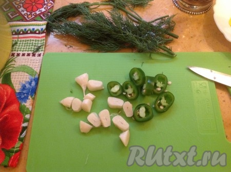 Нарезаем оставшийся чеснок и острый перчик.