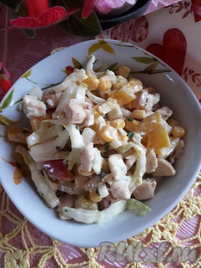 Салат с жареным куриным филе и овощами